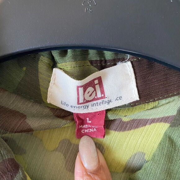 L.E.I  Camouflage Green Shirt Button-Up Roll Tab Sleeve Sheer Large Junior Fern‎ - Picture 3 of 10